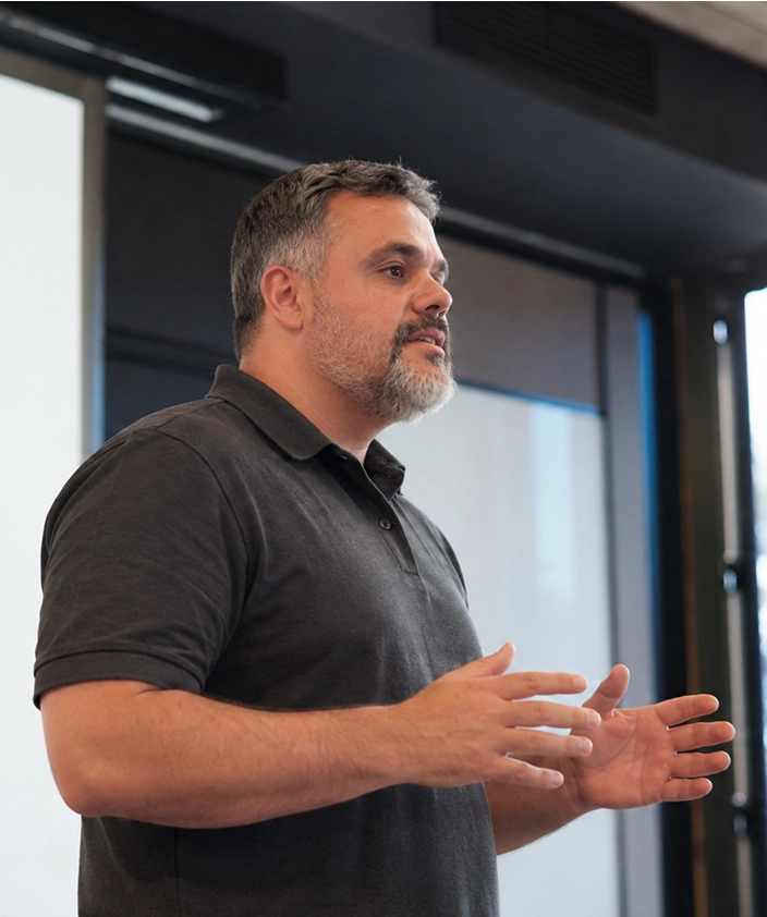 Rudy Barbosa falando em uma aula